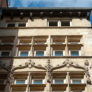 https://la-maison-debourg.hotels-rhonealpes.com